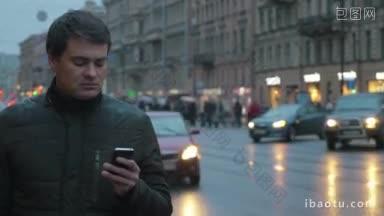 在一个寒冷的雨夜，一个严肃的年轻人站在繁忙的城市道路旁打短信或发短信